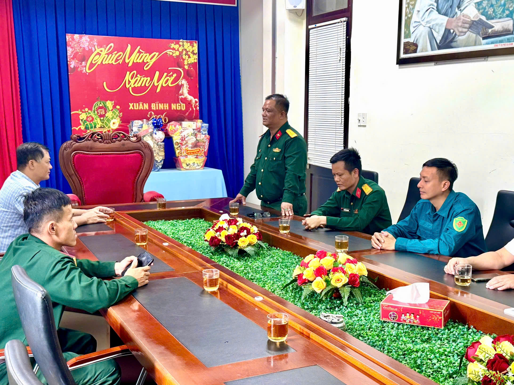 ĐẠI TÁ RƠLAN NGỌC THĂM, CHÚC TẾT ĐẢNG ỦY XÃ DRAY BHĂNG